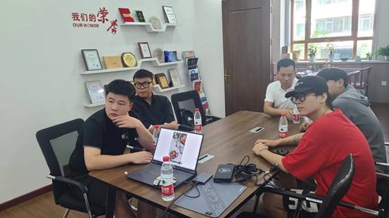 9设计人在行动-新农视觉团队老师为团队部分成员讲解短视频运营知识