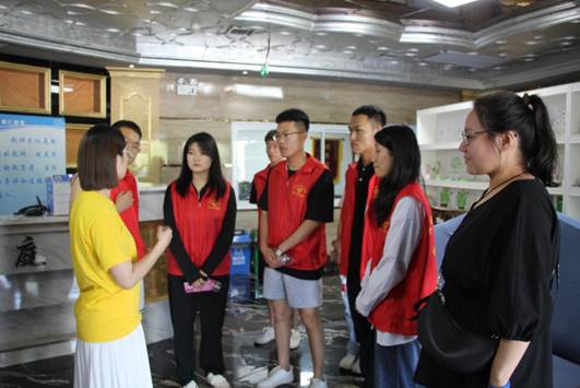10自闭症教育老师在为“承”心筑梦团队成员们讲解儿童的特殊情况及注意事项