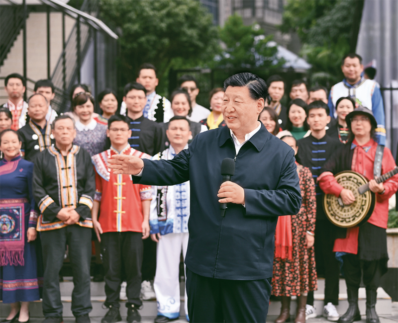 2023年12月14日至15日,中共中央总书记、国家主席、中央军委主席习近平在广西考察。这是14日上午,习近平在南宁市良庆区蟠龙社区考察时,同社区各族群众亲切交流。 新华社记者 燕雁/摄