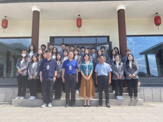 12河北旅游职业学院酒店管理学院乡村民宿建设实践团队师生同清远居民宿经营者合影