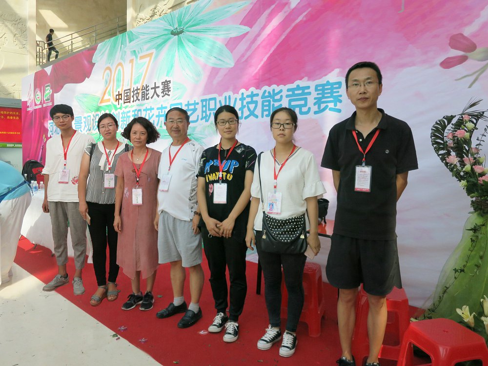 插花技能大赛指导教师和选手们合影