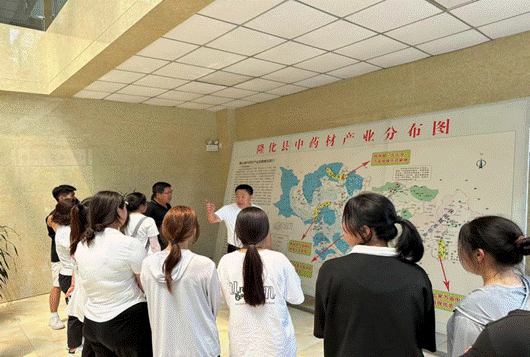 11承德市隆化县领导为绿色梦想·药药皆辛苦的团队成员们介绍隆化县中药材种植分布情况